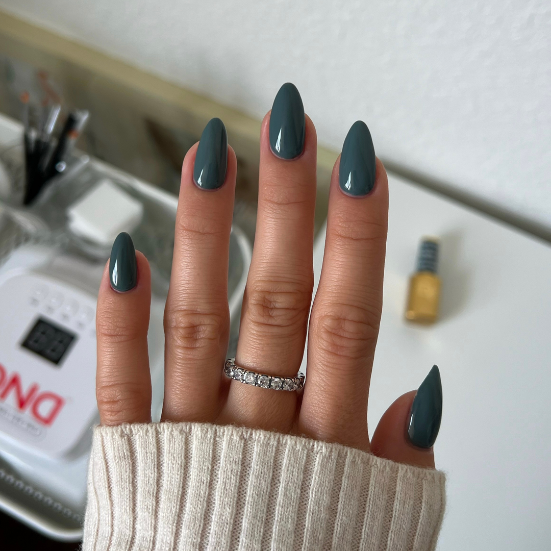 DND Diva #261 One Hit Wonder – nail swatch 2