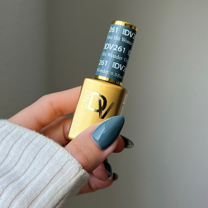 DND Diva #261 One Hit Wonder – nail swatch 4