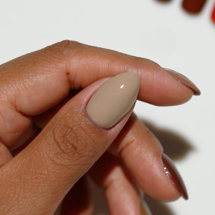 DND Diva #266 Nude Mocha – nail swatch 2