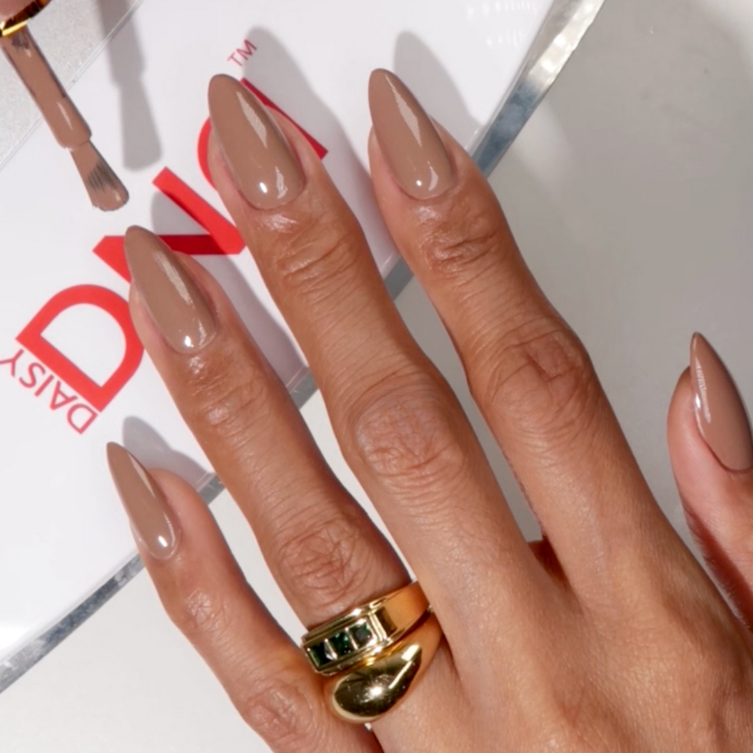 DND Diva #267 Almond Toffee – nail swatch 3