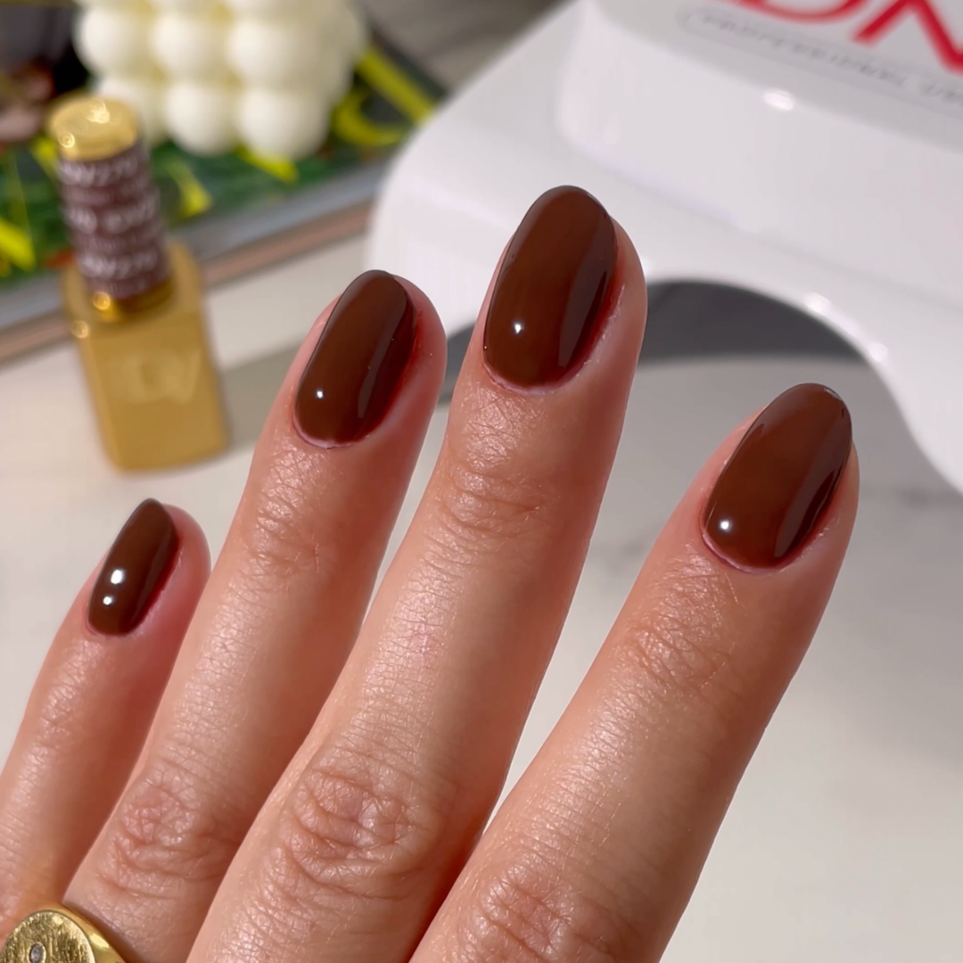 DND Diva #270 Triple Espresso – nail swatch 2