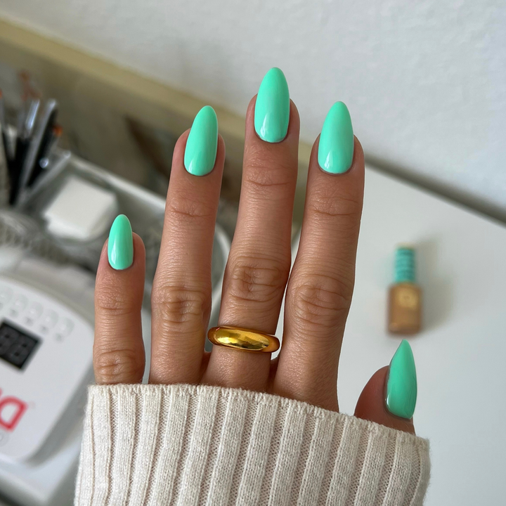 DND Diva #273 Sound of Rain – nail swatch