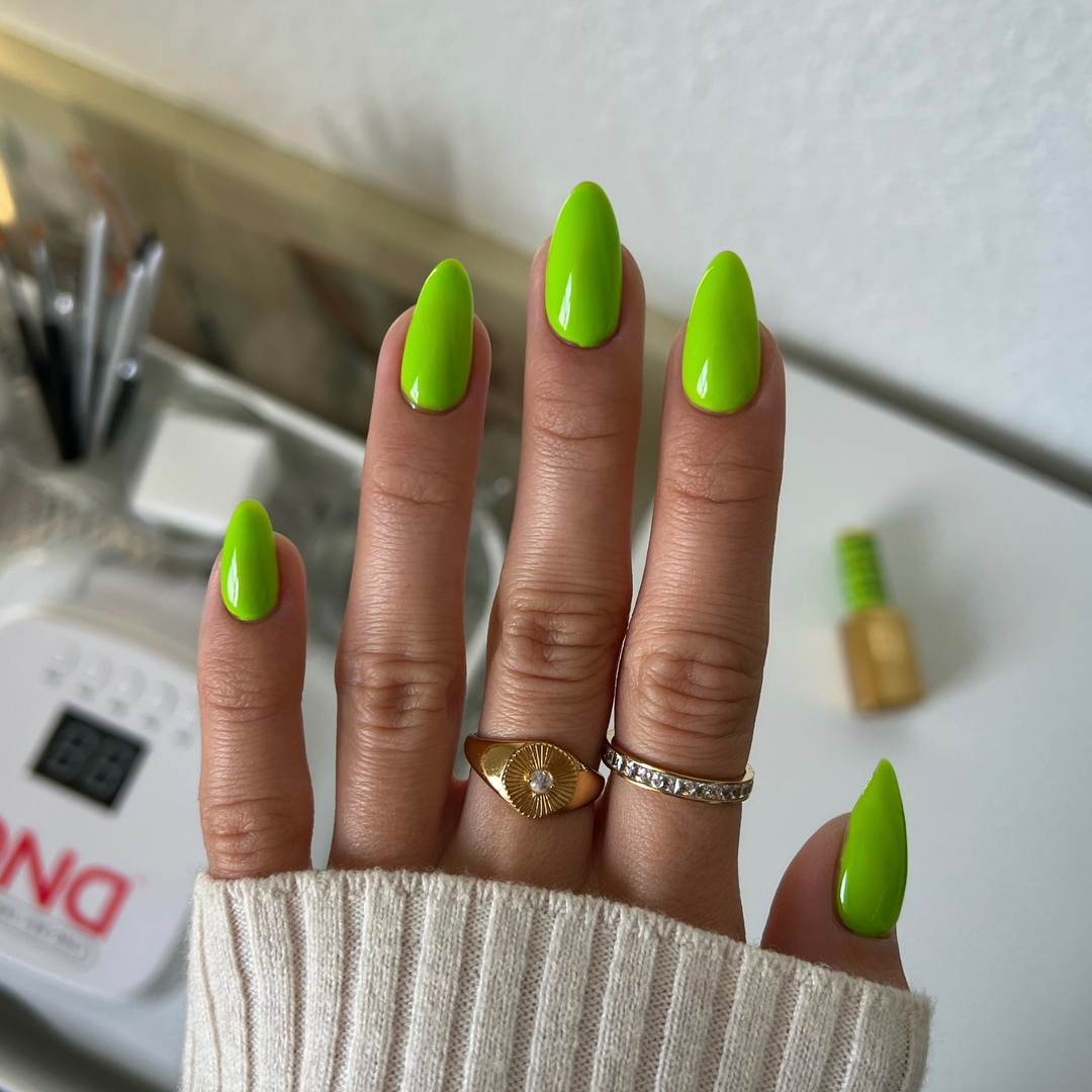 DND Diva #279 Wasabi Baby – nail swatch 2