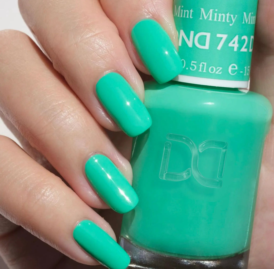 DND Gel #742 Minty Mint – nail swatch